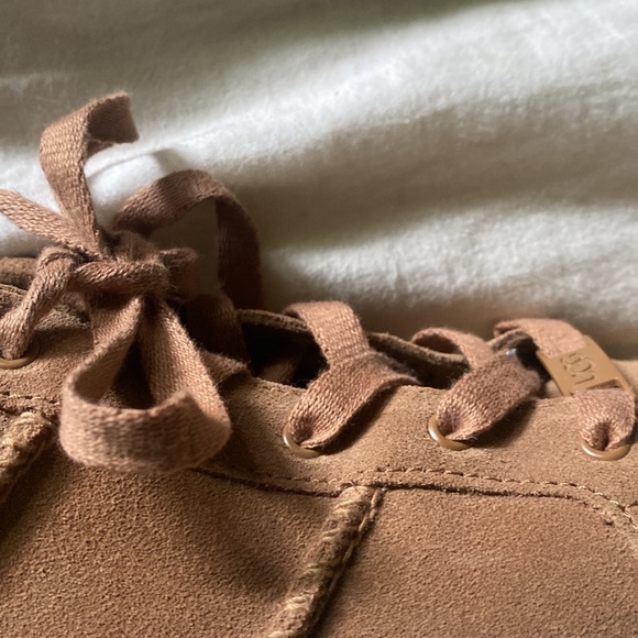Brown UGG low chunk shoes - Picture 4 of 5